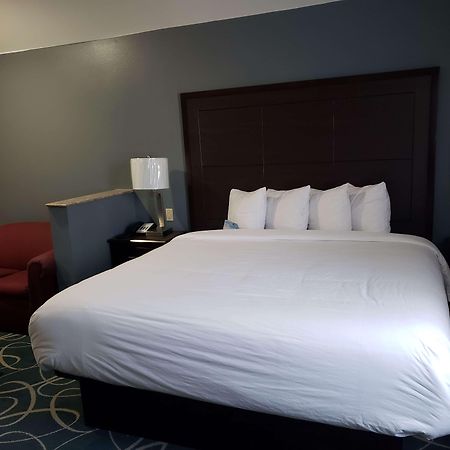 Days Inn & Suites By Wyndham Cleburne Tx Exterior photo