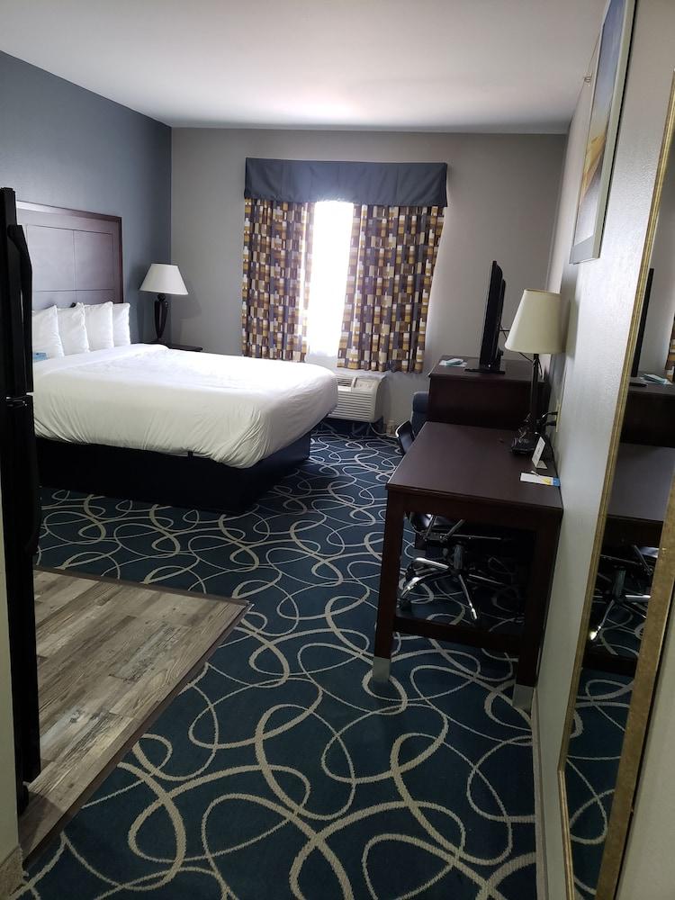 Days Inn & Suites By Wyndham Cleburne Tx Exterior photo
