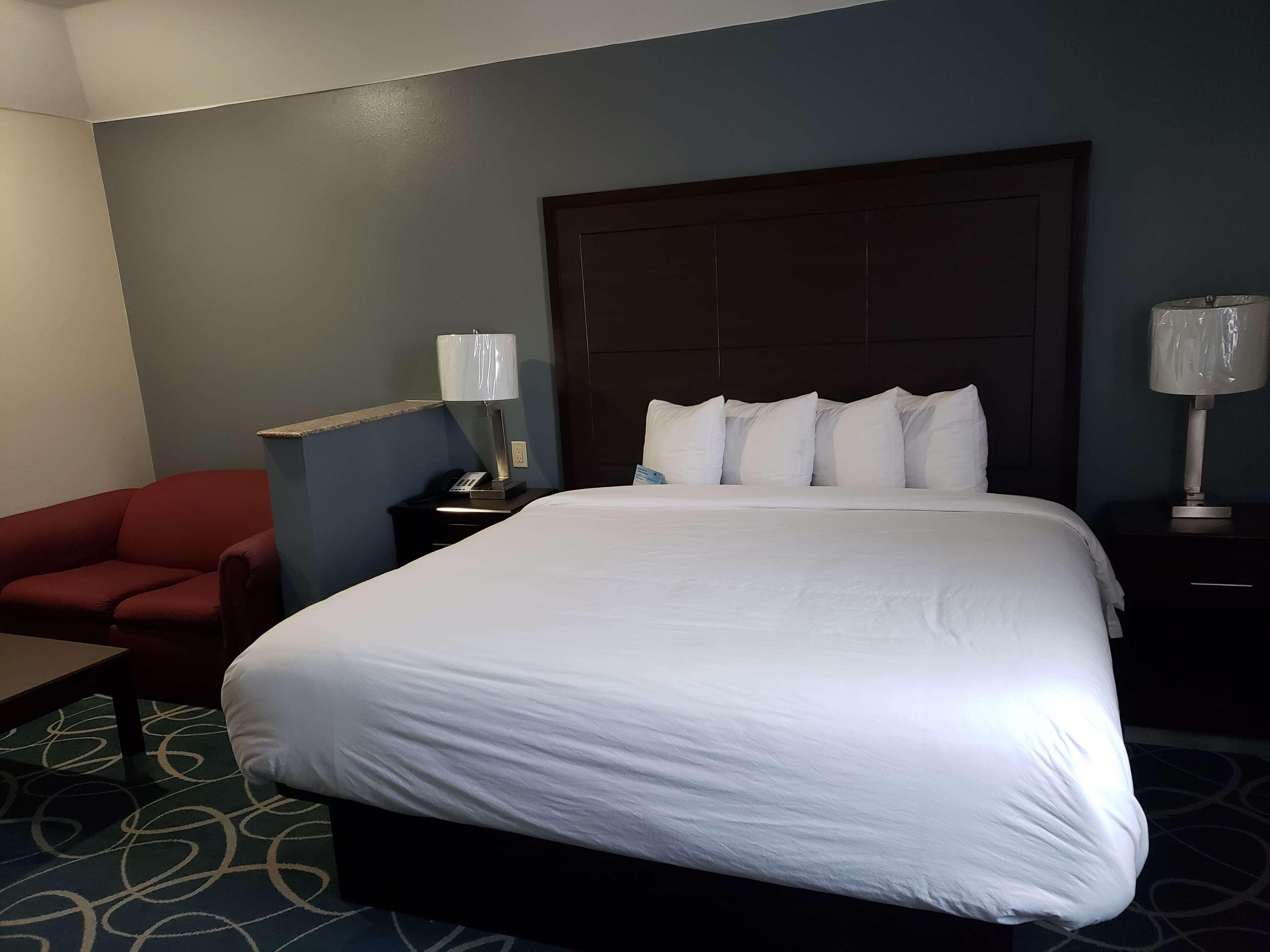 Days Inn & Suites By Wyndham Cleburne Tx Exterior photo