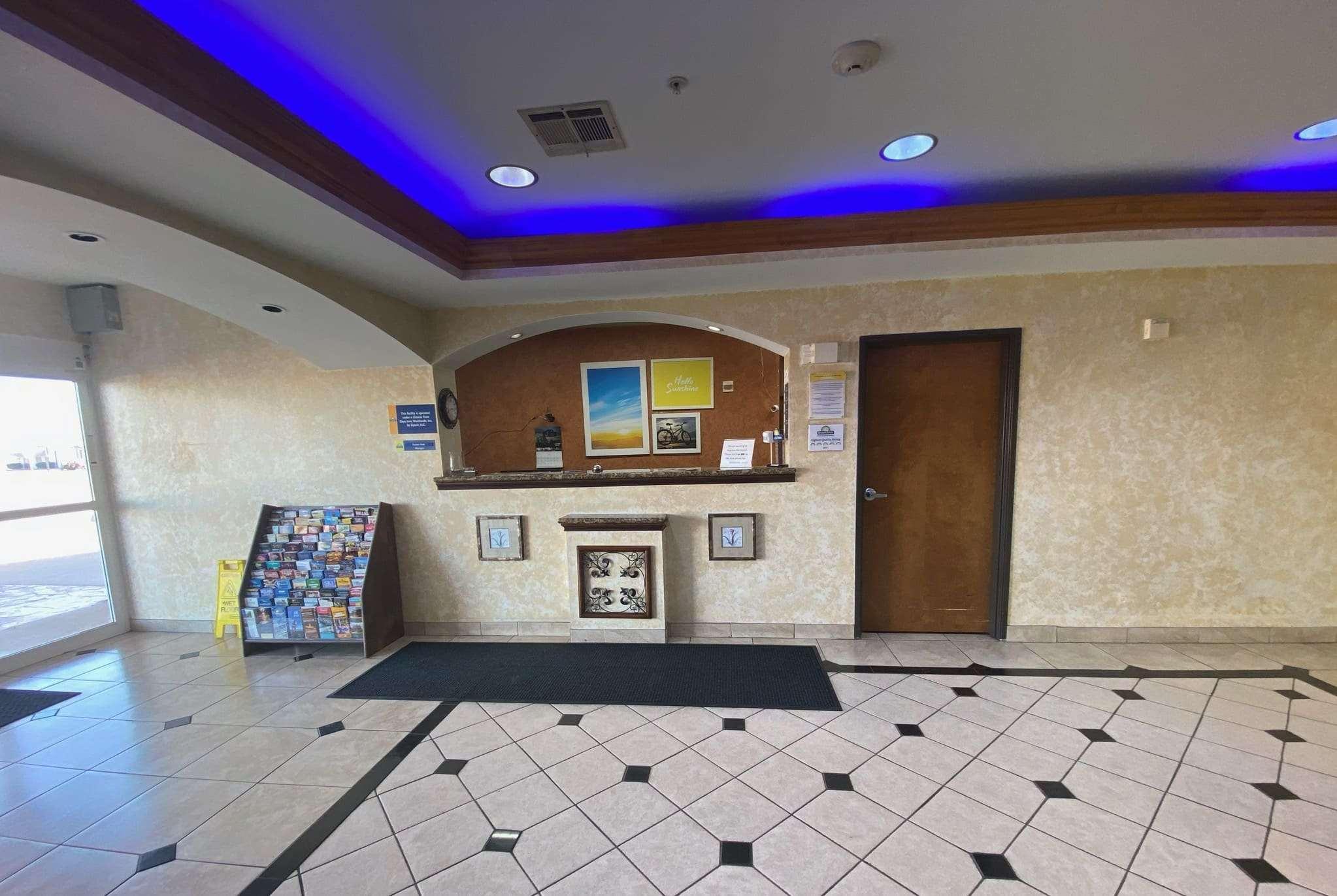 Days Inn & Suites By Wyndham Cleburne Tx Exterior photo