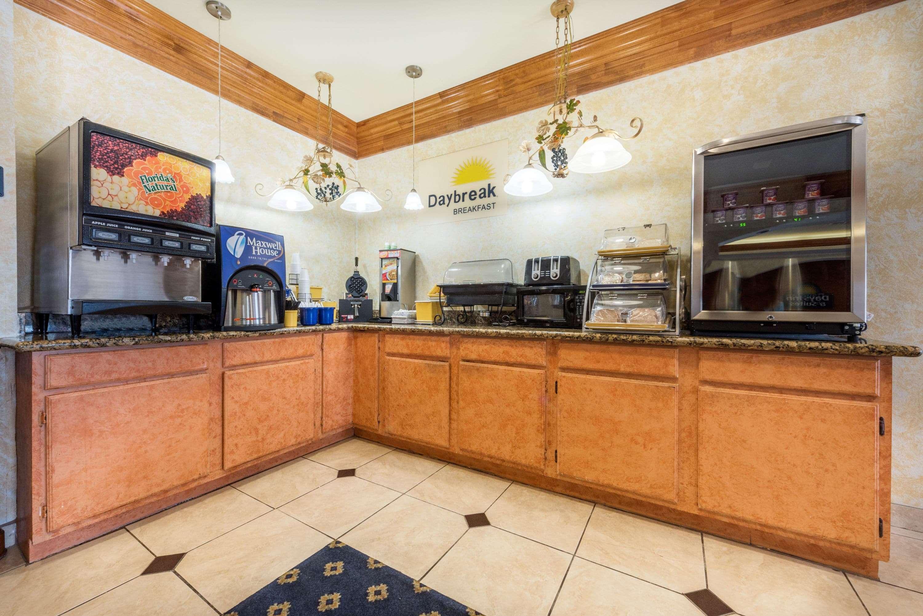 Days Inn & Suites By Wyndham Cleburne Tx Exterior photo