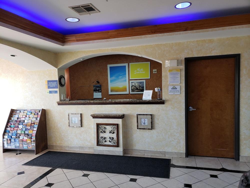 Days Inn & Suites By Wyndham Cleburne Tx Exterior photo