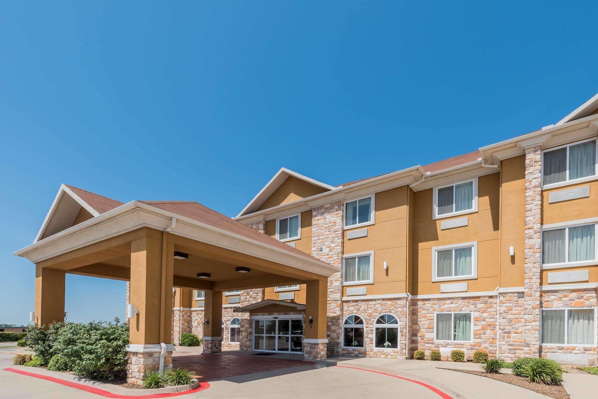 Days Inn & Suites By Wyndham Cleburne Tx Exterior photo