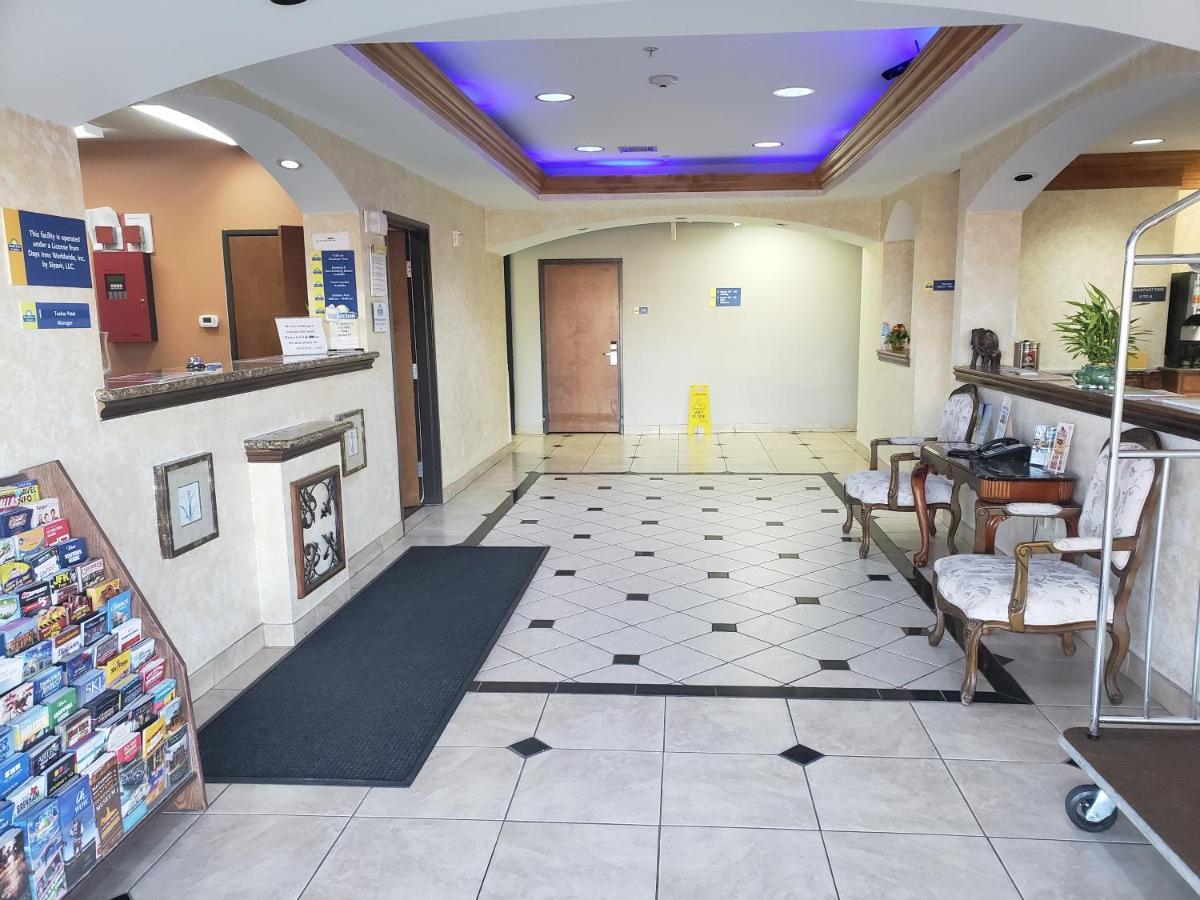 Days Inn & Suites By Wyndham Cleburne Tx Exterior photo