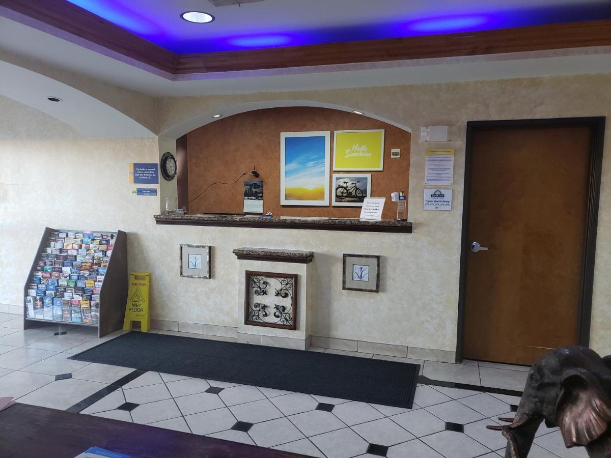 Days Inn & Suites By Wyndham Cleburne Tx Exterior photo