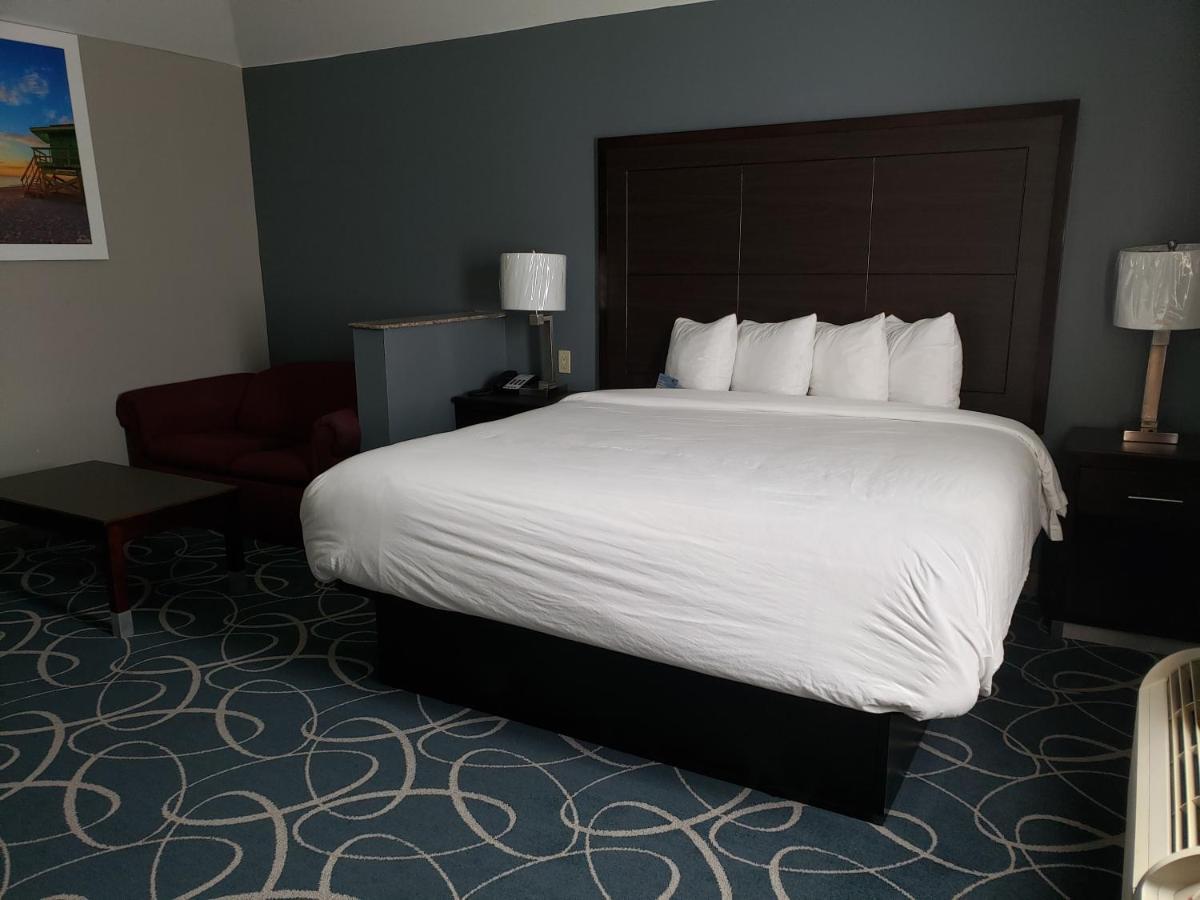 Days Inn & Suites By Wyndham Cleburne Tx Exterior photo