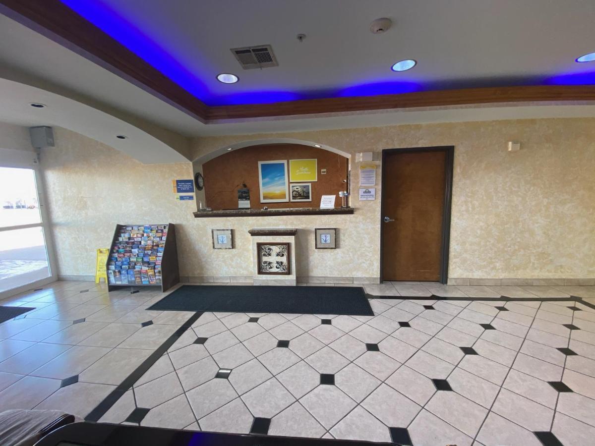 Days Inn & Suites By Wyndham Cleburne Tx Exterior photo