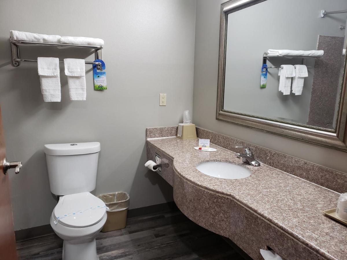 Days Inn & Suites By Wyndham Cleburne Tx Exterior photo